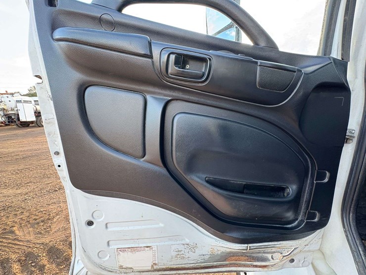 2018-hino-268a-image-13