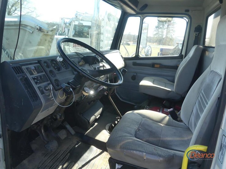 1999-freightliner-fl70-image-11