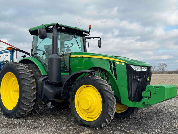 2013-john-deere-8235r-image-36