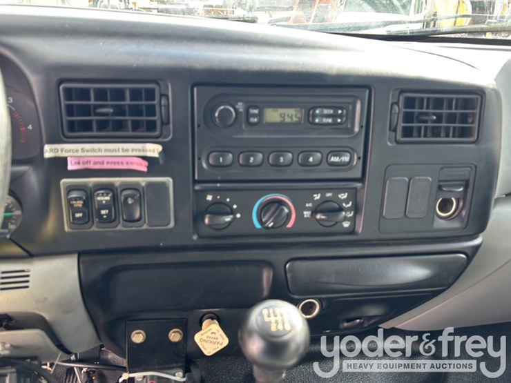 2009-ford-750-image-49