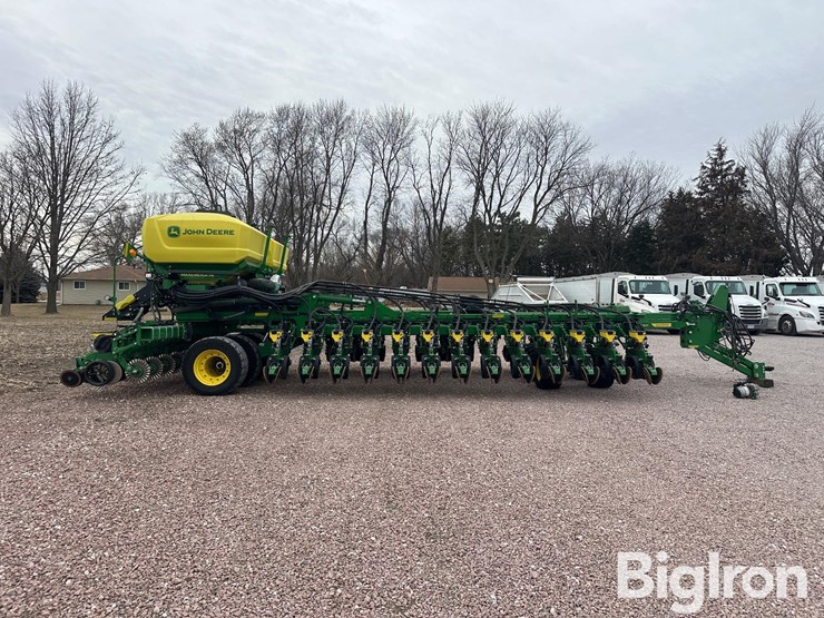 2024-john-deere-db60-image-4