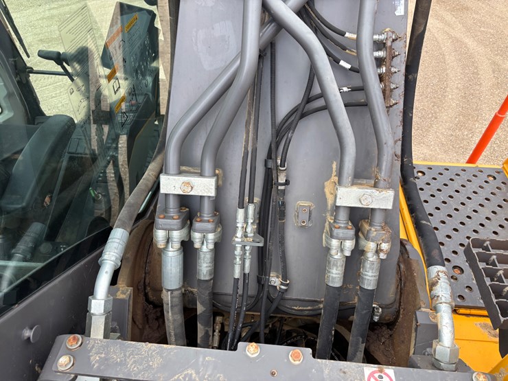 2022-volvo-ec220el-image-33