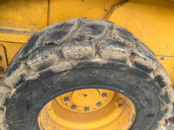 2004-john-deere-320-image-15