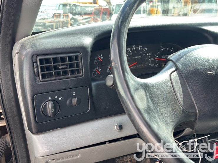 2009-ford-750-image-55