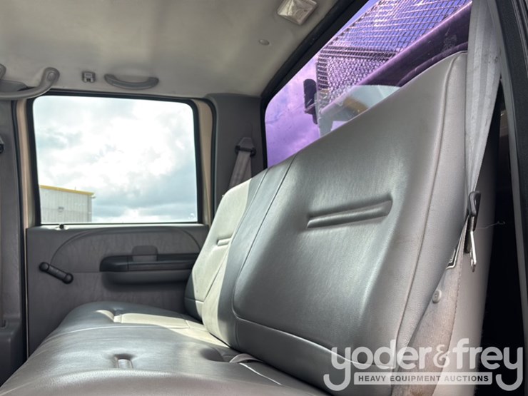 2009-ford-750-image-39