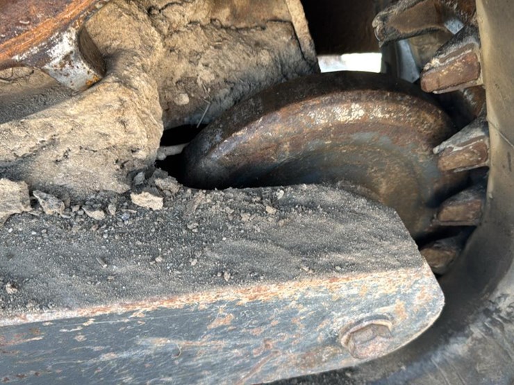 2011-new-holland-c238-image-18