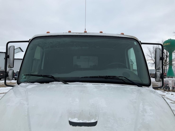 2005-freightliner-m2-106-image-13