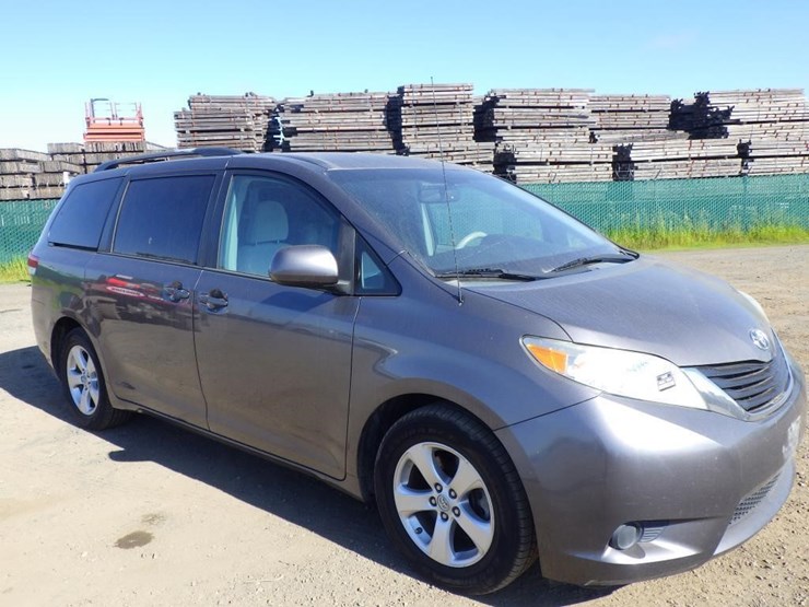 2013-toyota-sienna-image-2
