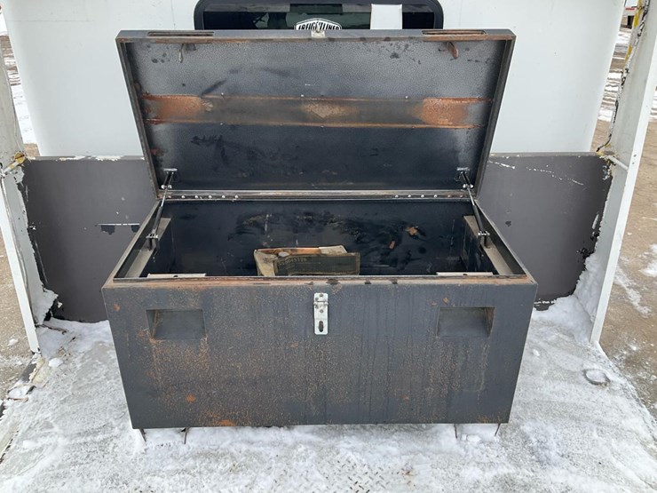 2005-freightliner-m2-106-image-33