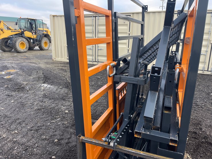 #5025-•-new-land-honor-10-ft-squeeze-chute-image-3