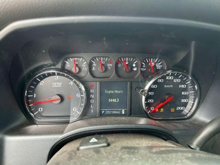 2018-chevrolet-silverado-2500hd-image-14