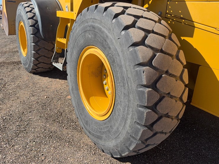 2011-deere-524k-image-15