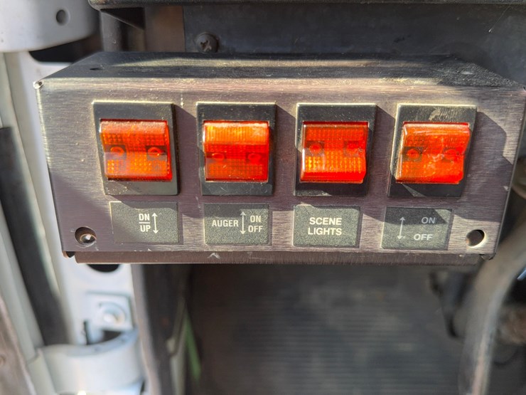 1995-international-8100-image-32