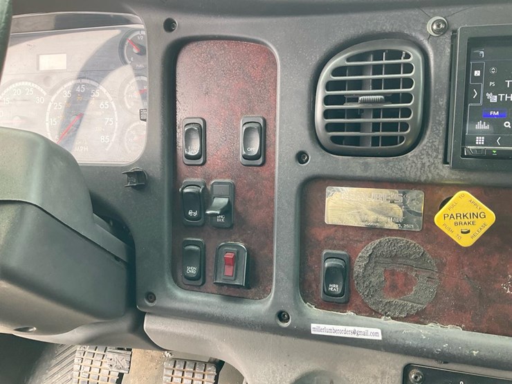 2005-freightliner-m2-106-image-88