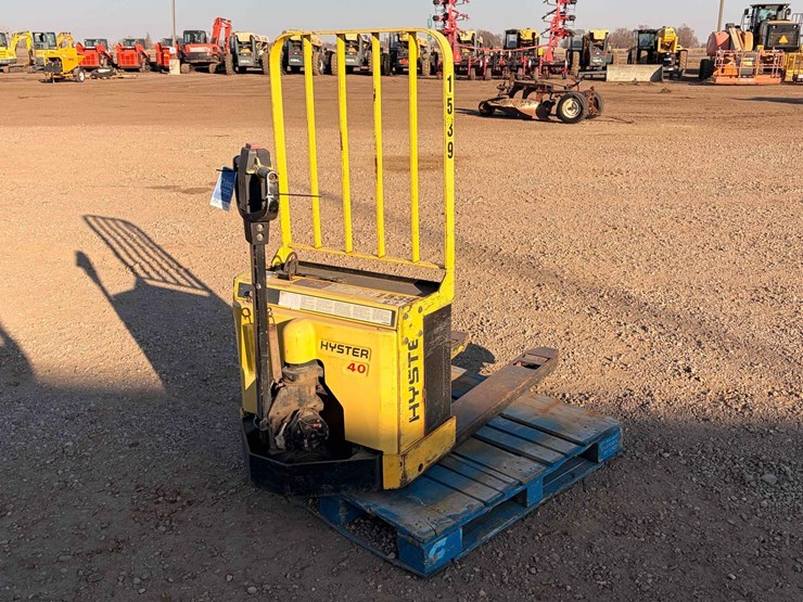 hyster-w40t-walk-behind-electric-pallet-jack-image-3