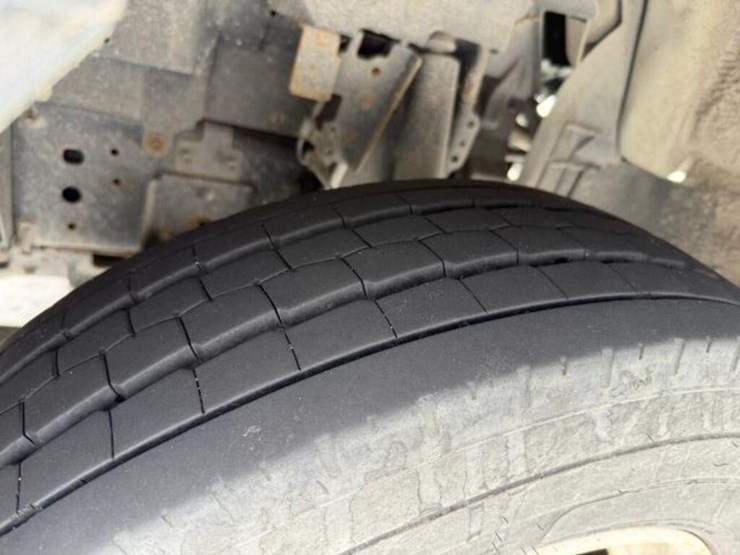 2022-isuzu-nrr-image-35