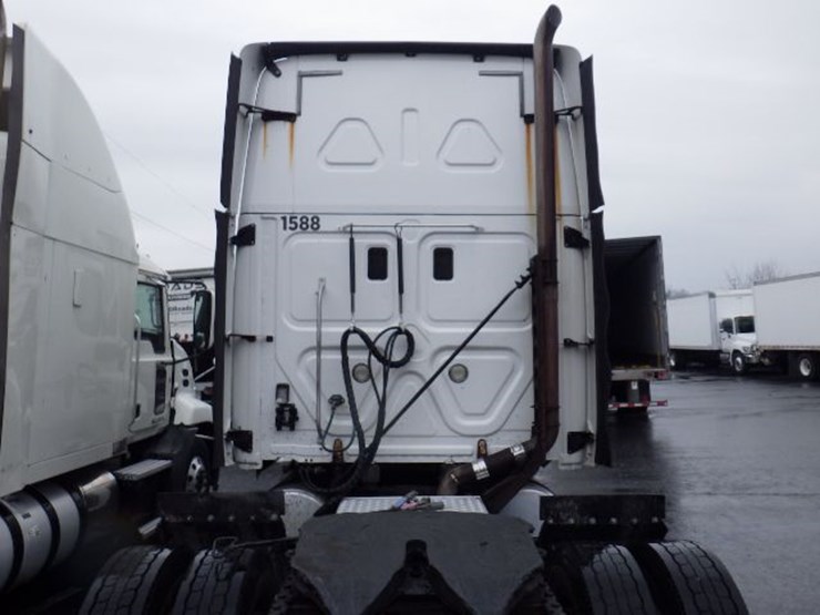 2016-freightliner-cascadia-125-image-12