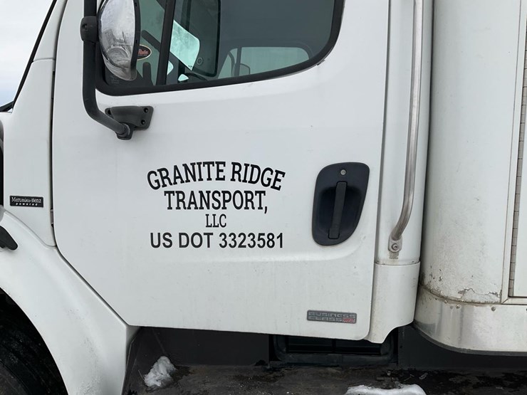 2005-freightliner-m2-106-image-21