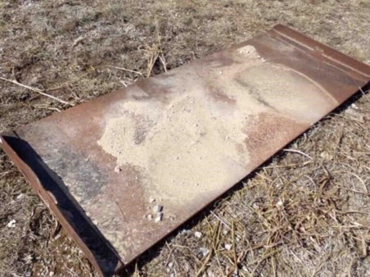 metal-tailgate,-7'-x32"-image-1