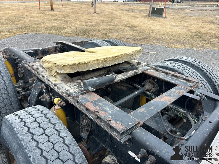 1999-freightliner-fld120-image-17