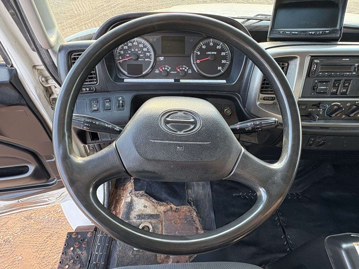 2018-hino-268a-image-15