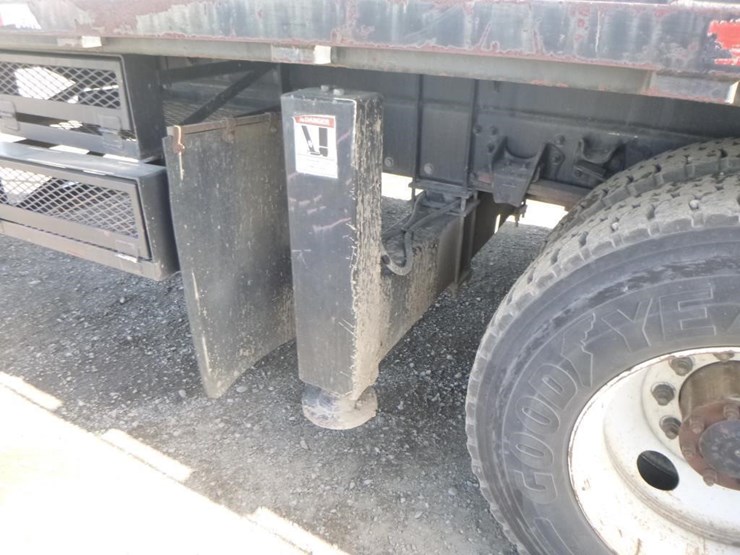 2000-freightliner-fl70-image-13