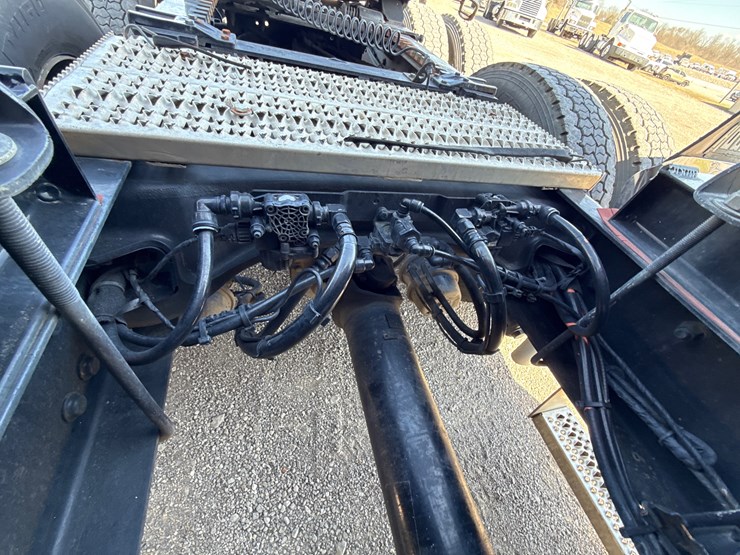peterbilt-579-image-19