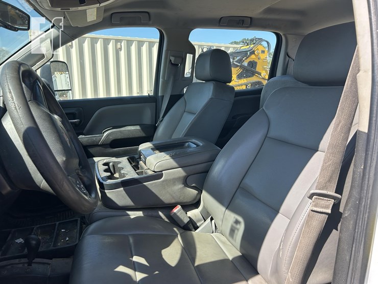 2016-chevrolet-3500-image-12