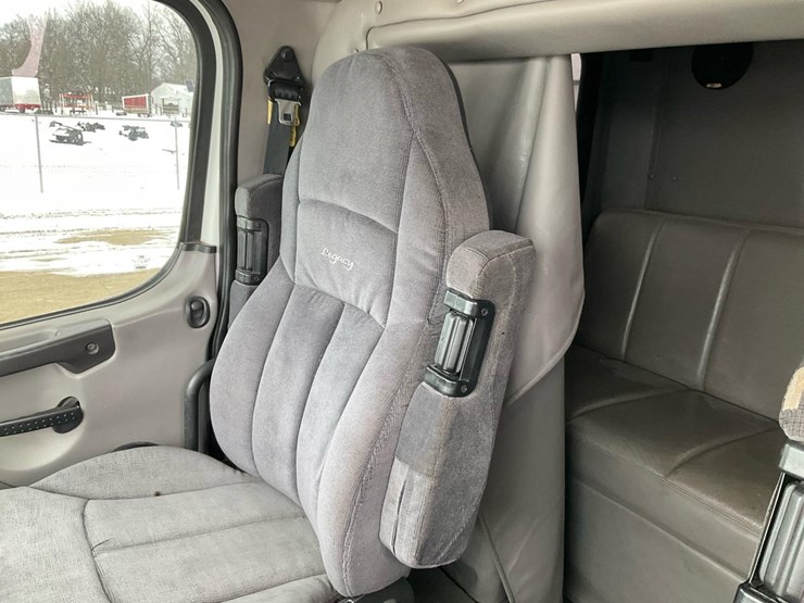 2005-freightliner-m2-106-image-92