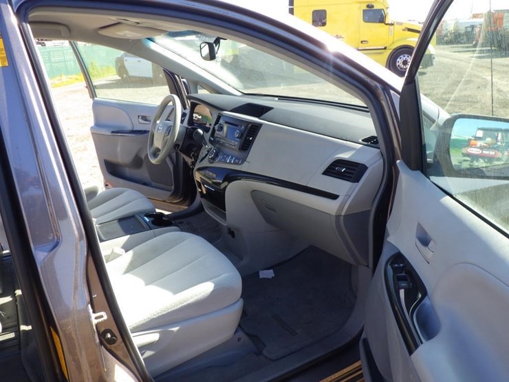 2013-toyota-sienna-image-6