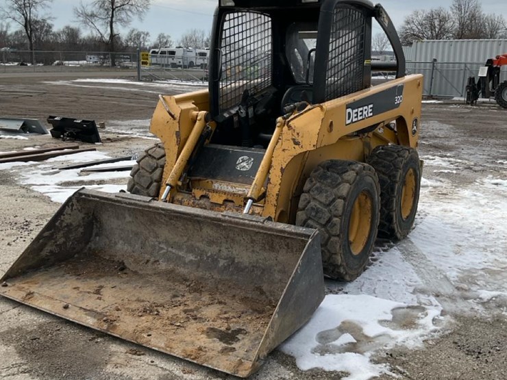 2004-john-deere-320-image-1