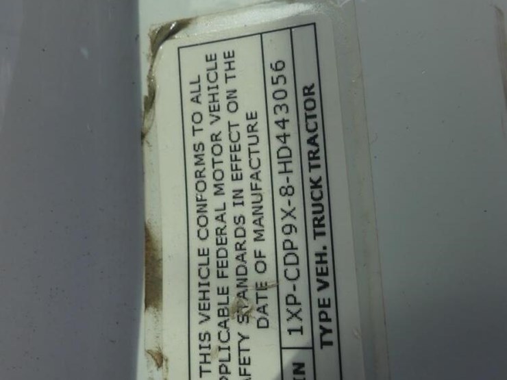 2017-peterbilt-567-image-25