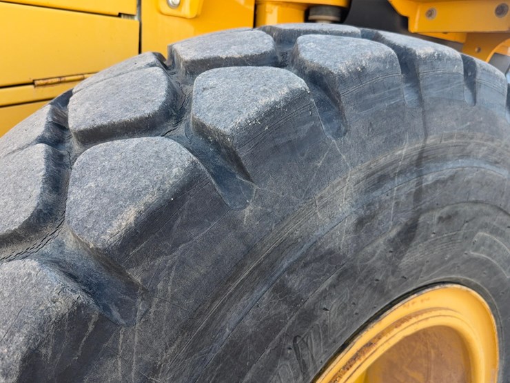 2011-deere-524k-image-23