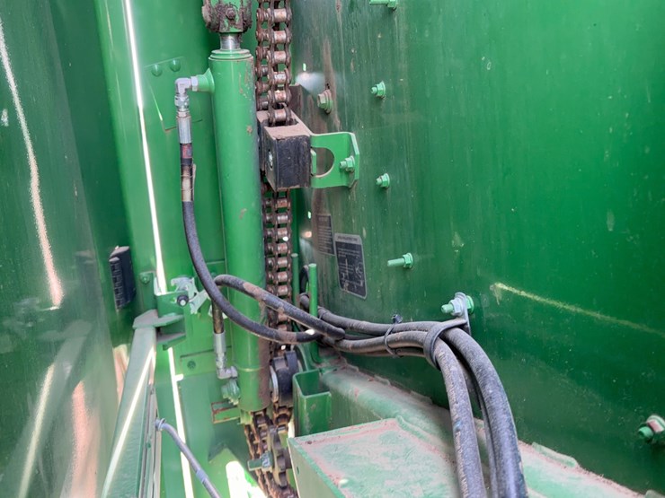 2020-john-deere-560m-image-17