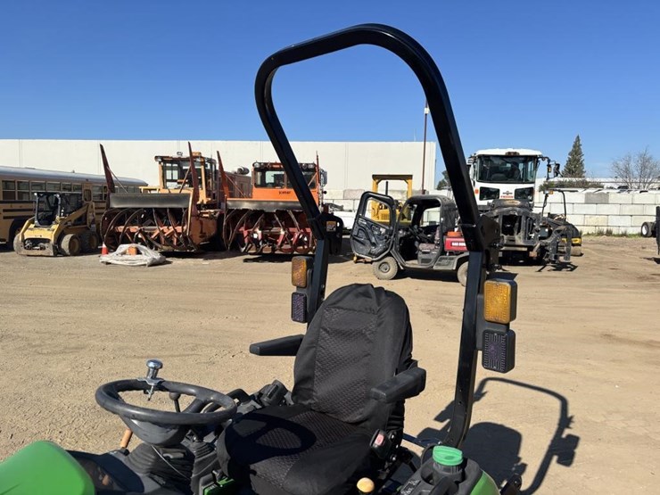 2021-john-deere-1025r-image-23