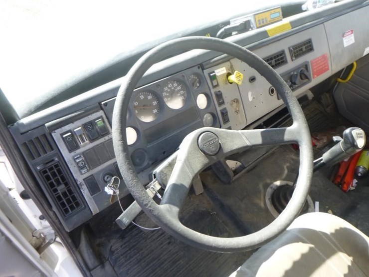 2000-freightliner-fl70-image-22