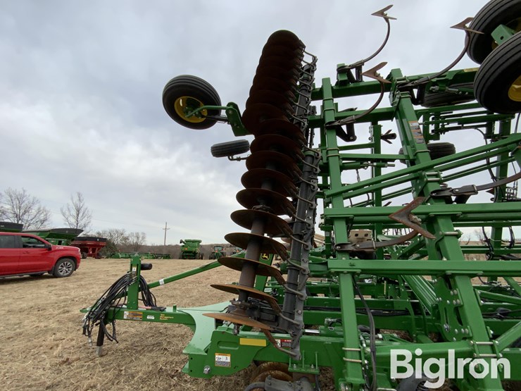 2019-john-deere-33-image-16