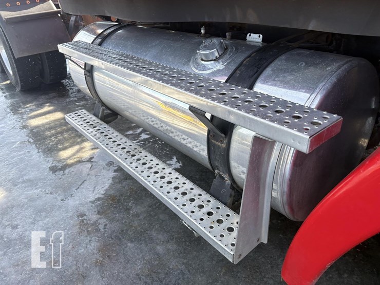 2004-freightliner-columbia-112-image-9