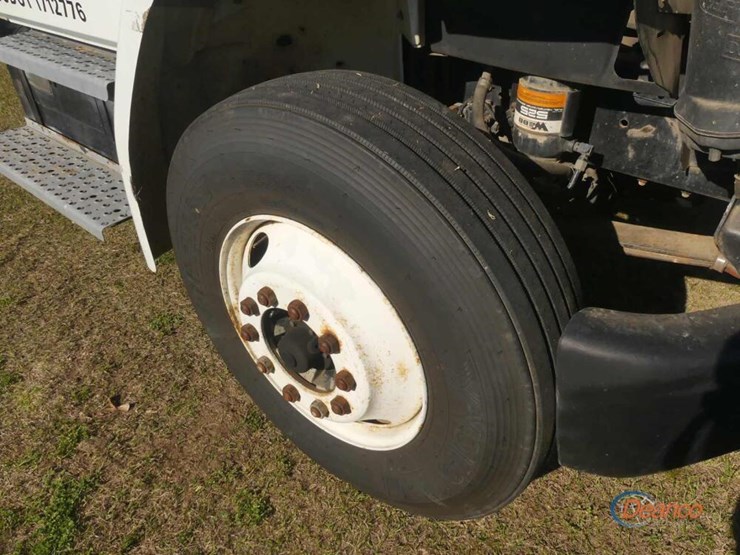 1999-freightliner-fl70-image-9