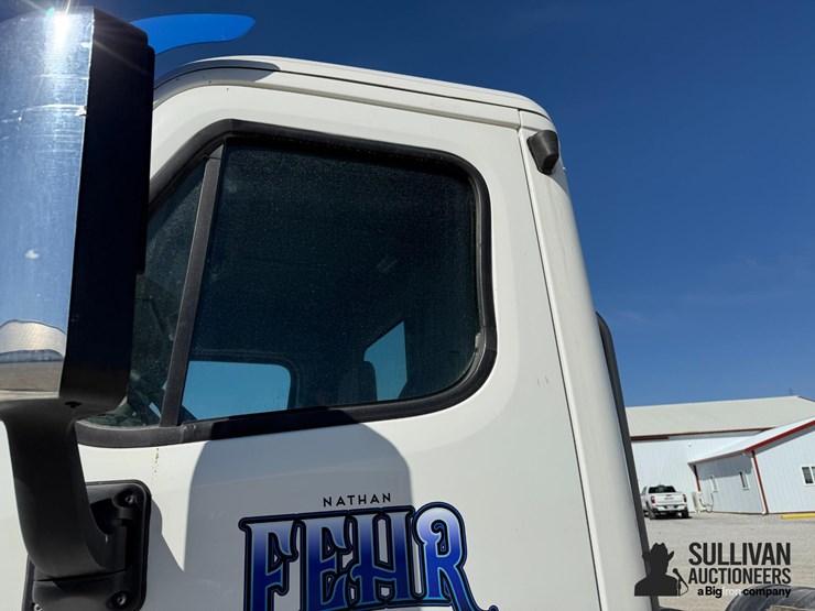 2015-freightliner-cascadia-113-image-13