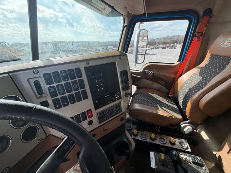 2017-mack-granite-gu713-image-75