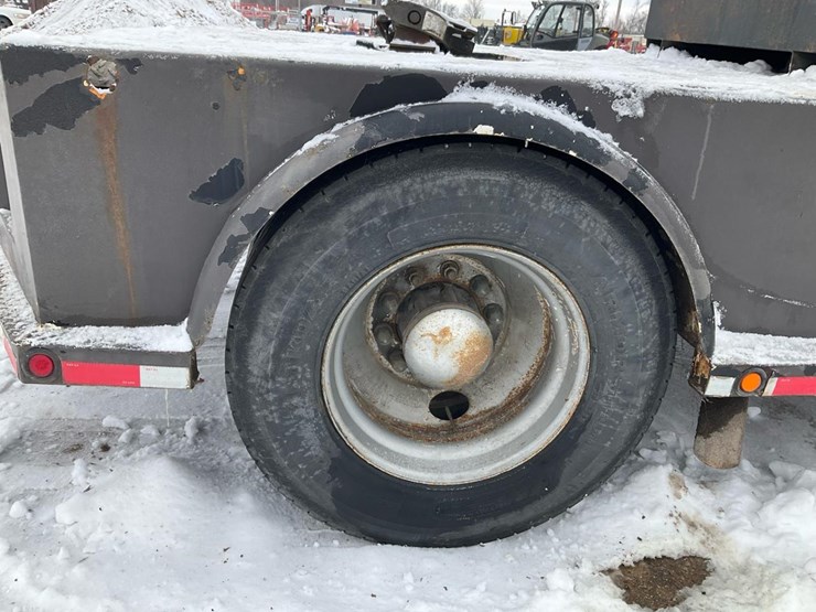 2005-freightliner-m2-106-image-44