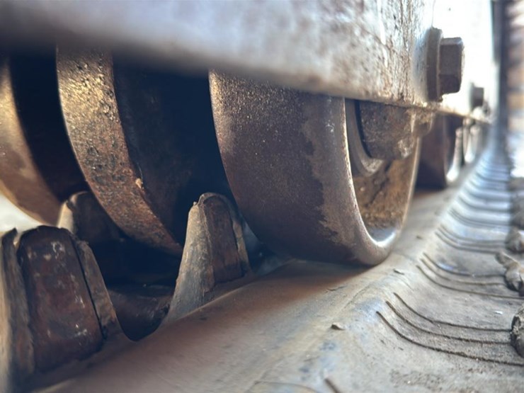 2011-new-holland-c238-image-23