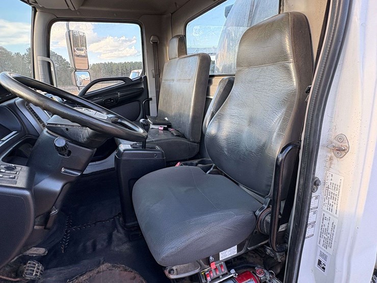 2018-hino-268a-image-18