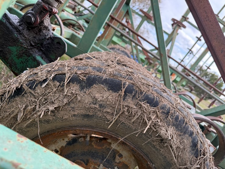 john-deere-32-image-6