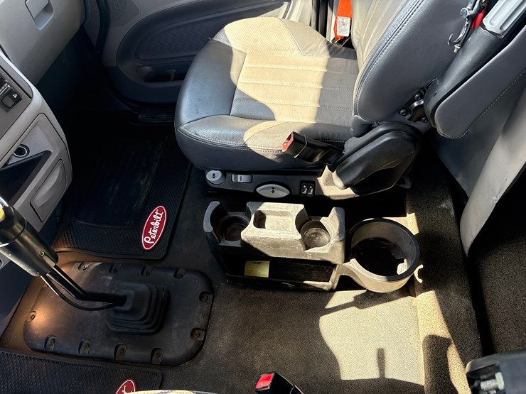 peterbilt-579-image-41