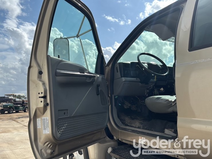 2009-ford-750-image-40