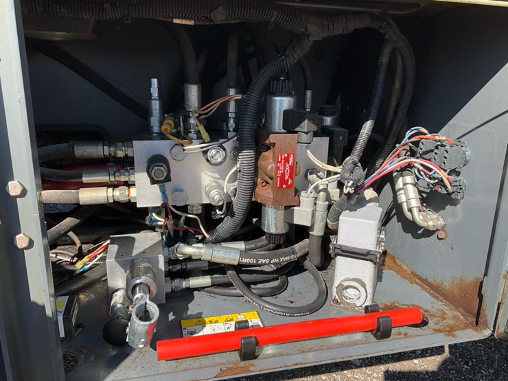 2015-skyjack-sj7135rt-image-40