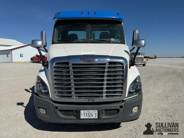 2015-freightliner-cascadia-113-image-2