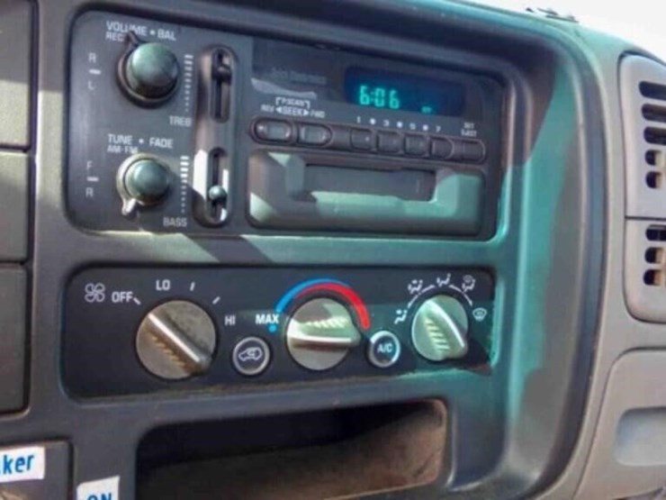 2002-chevrolet-3500-image-13